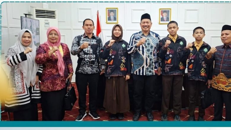 Tiga Siswa MTsN 1 Makassar Wakili Indonesia di Ajang Robot Dunia, Diterima Langsung Kakanwil Kemenag Sulsel.
